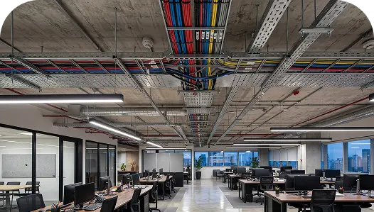 Infraestrutura elétrica aparente em ambiente corporativo