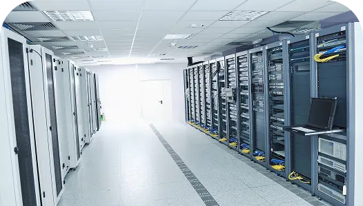 Corredor técnico com racks e infraestrutura crítica